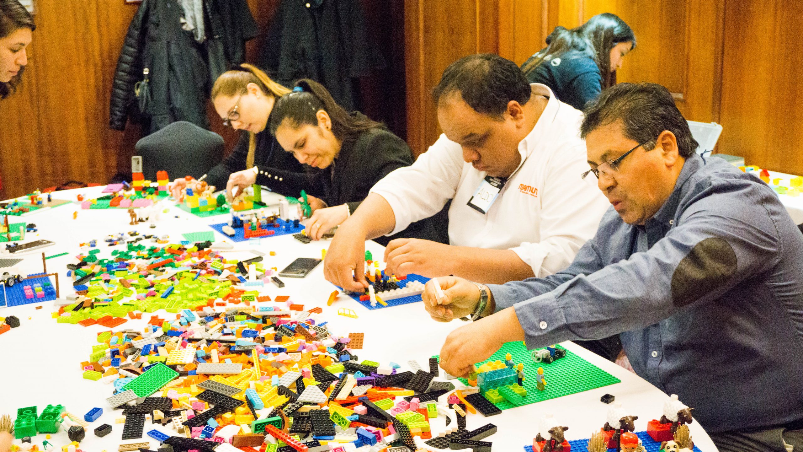 Participantes en un curso de LEGO Serious Play, colaborando en la construcción de modelos innovadores.