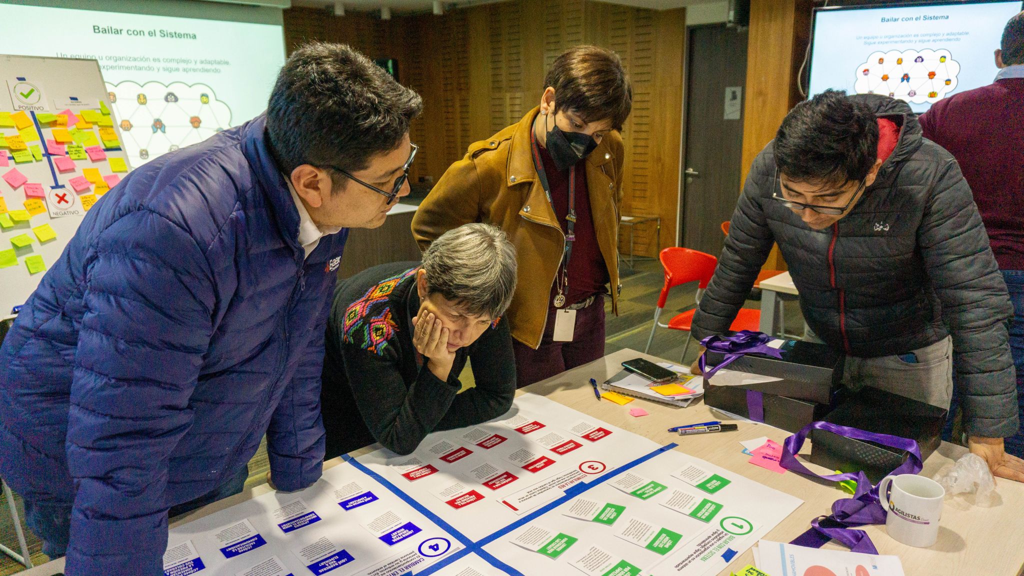 Líderes utilizando técnicas de Management 3.0 para mejorar la colaboración en el equipo