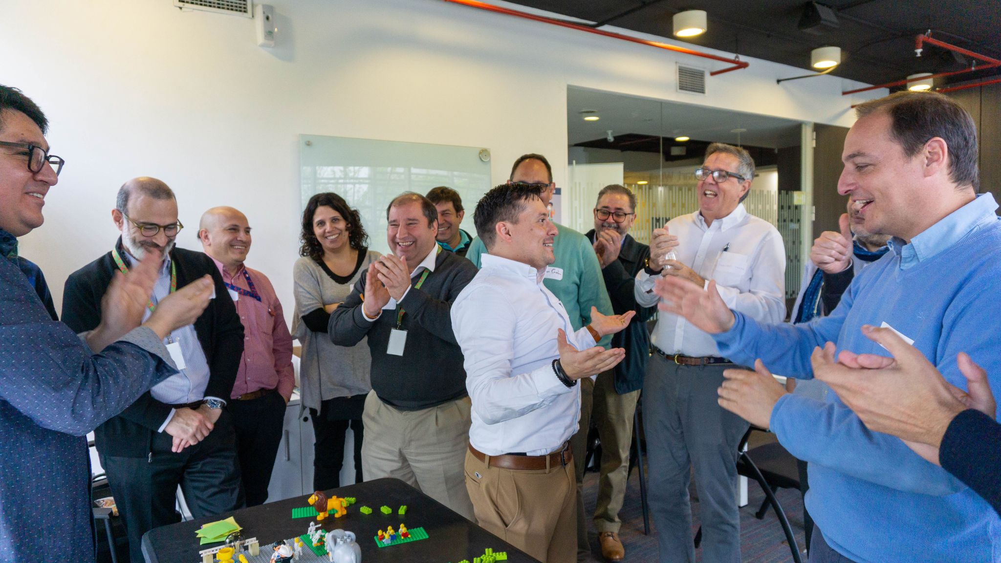 Participantes utilizando LEGO Serious Play para desarrollar estrategias innovadoras